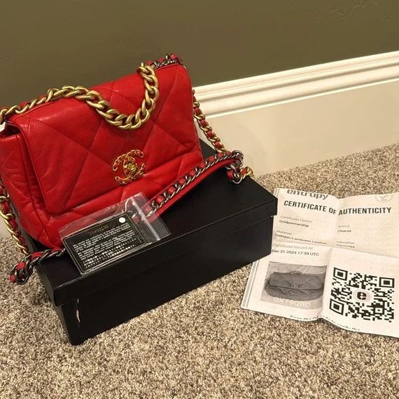 CHANEL 19 red small quilted lamb skin with two tone hardware in excellent cond - Picture 8 of 8